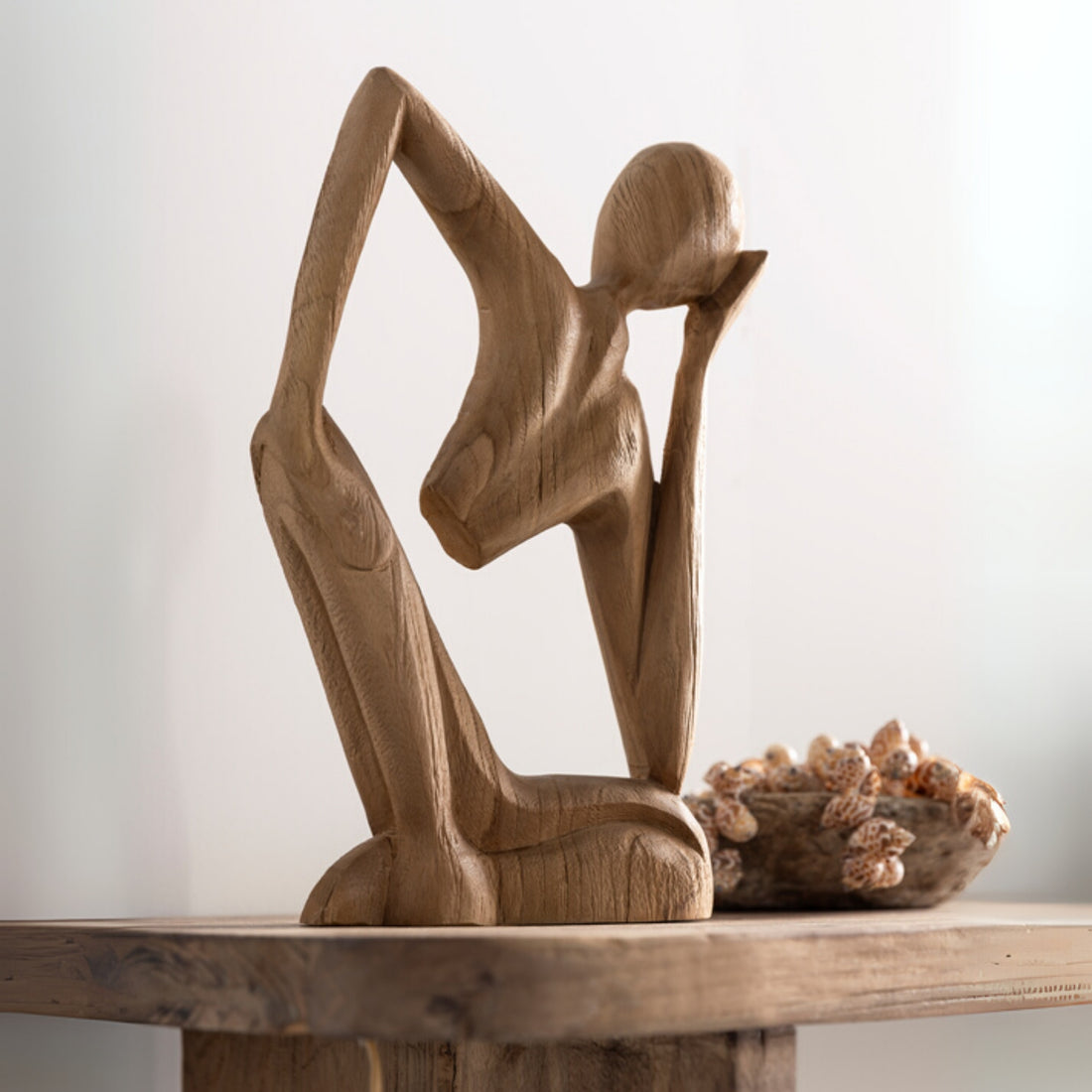 Beeld Jegang Teakhout Naturel van MUST Living, staande figuur in massief teak, volledig in beeld