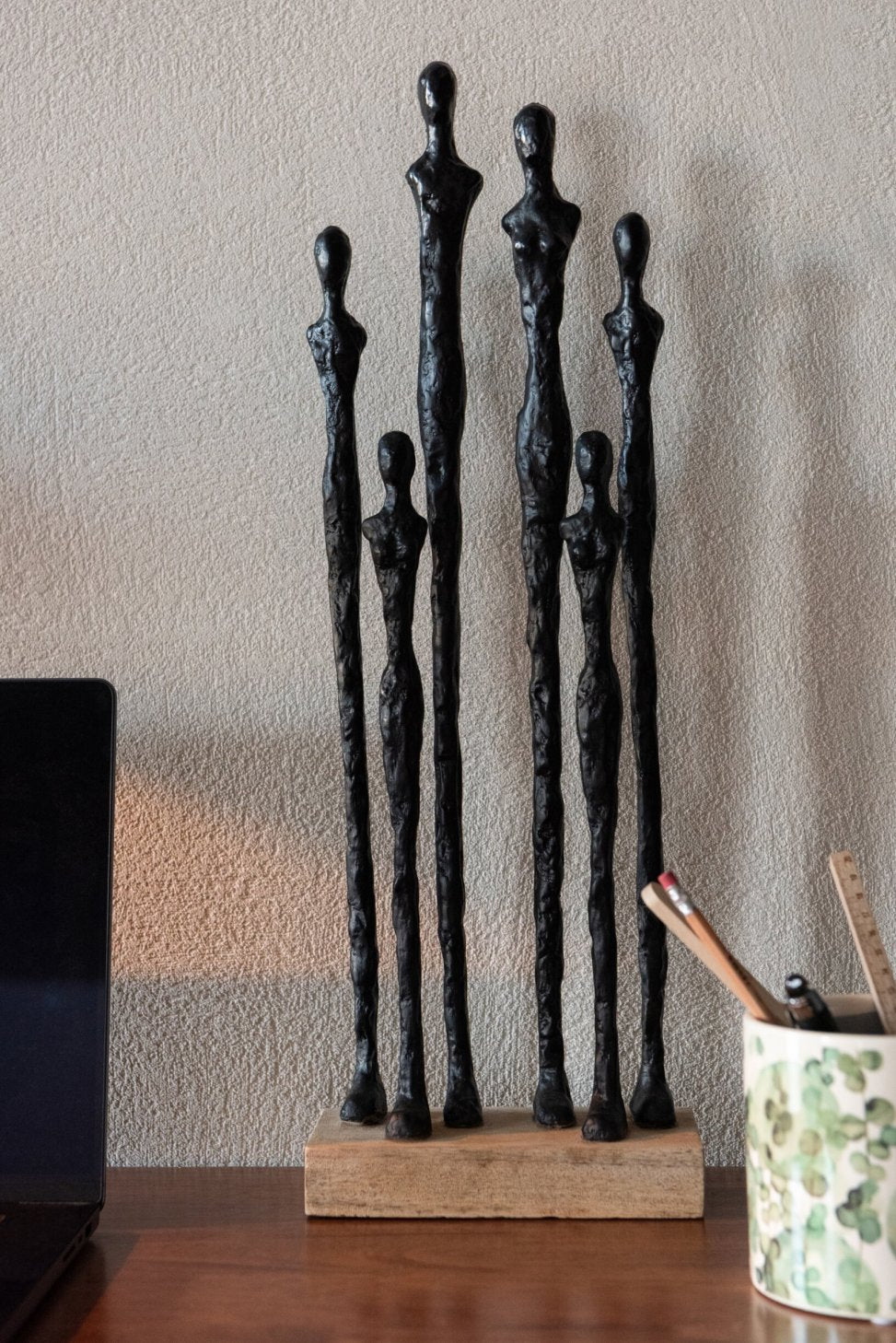 Figur Menschen auf Sockel Polyresin Natur Schwarz J-Line