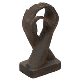 Sculptuur van twee handen in naturel cement op sokkel