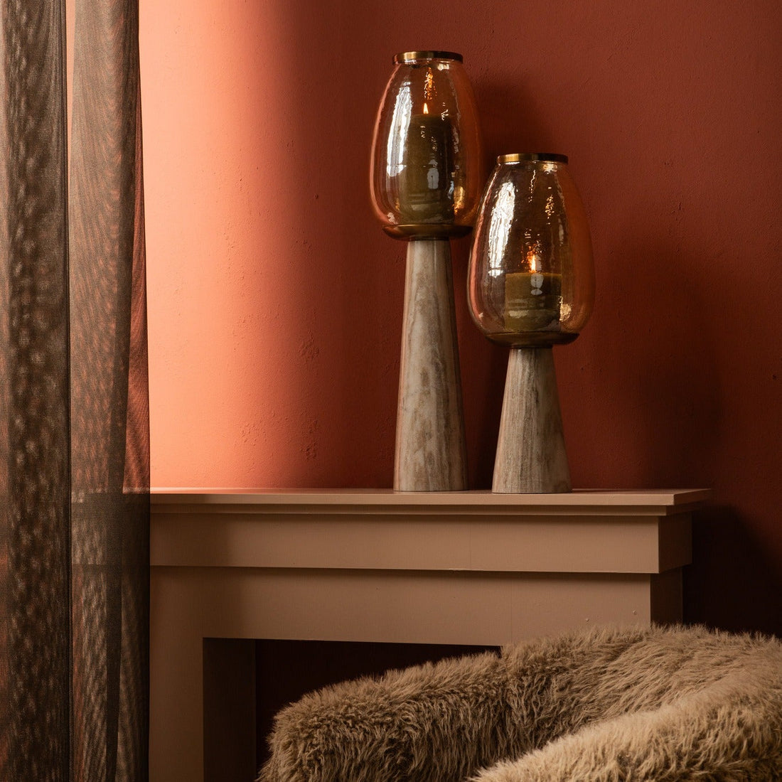Berdand Windlicht op Voet Beige Small van PTMD, twee windlichten op voet voor een terracotta wand