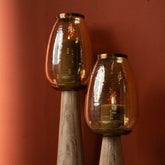 Berdand Windlicht op Voet Beige Small van PTMD, close up van de glazen kappen voor een terracotta wand