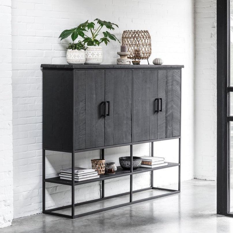Bergkast Timeless Black Beam Large van DTP Home, vooraanzicht met vier deuren