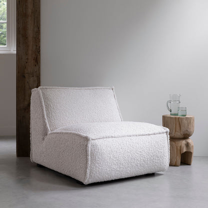 Bijzettafel Amber van MUST Living, naturel teakhouten bijzettafel schuin van opzij gezien