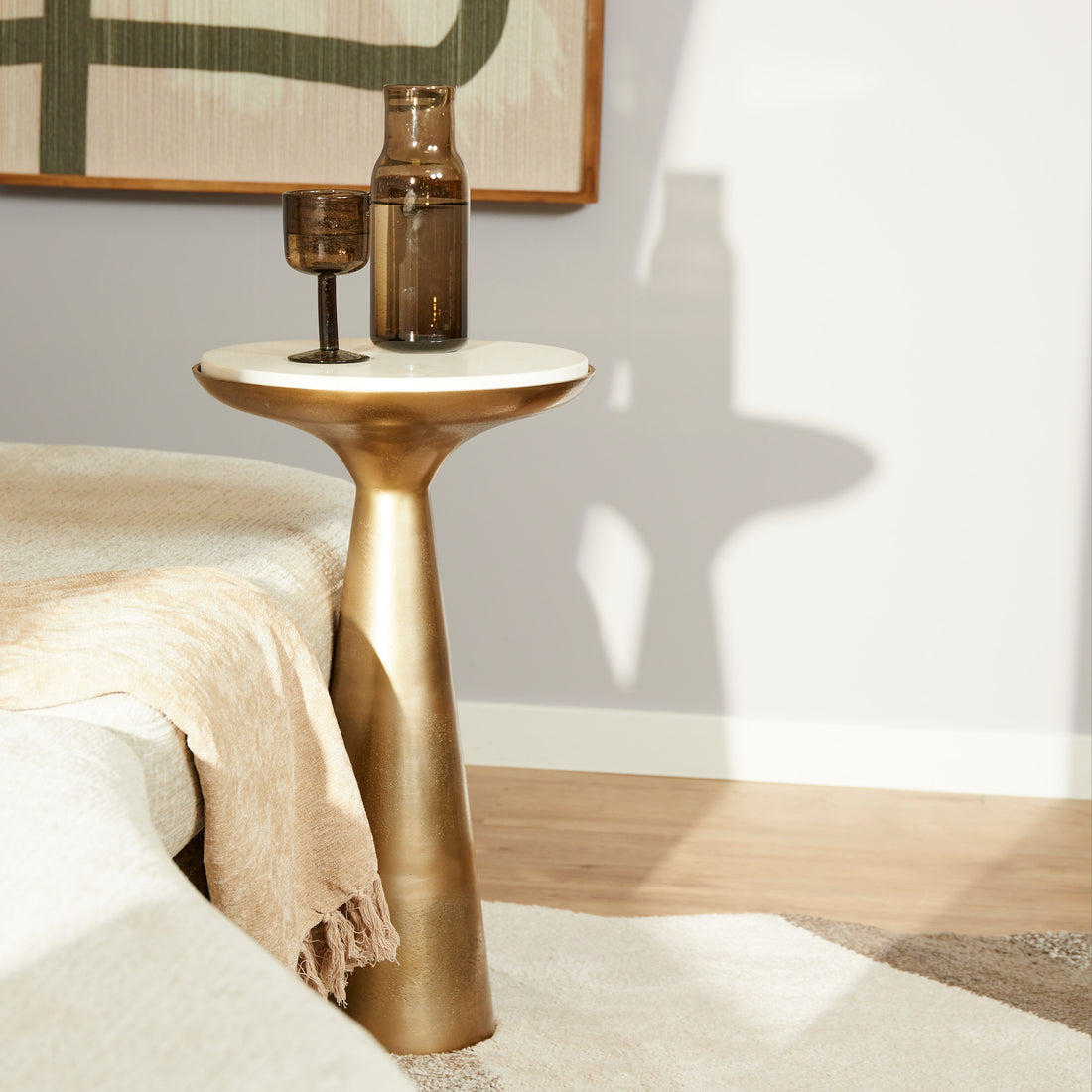 Bijzettafel Essy Marmer Wit Poot Goud 38cm van Starfurn, vooraanzicht van het witte marmeren blad