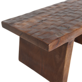 Bijzettafel/Kruk Bruin Mangohout van Raw Materials, krukje in gebruik als bijzettafel in de woonkamer