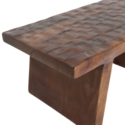 Bijzettafel/Kruk Bruin Mangohout van Raw Materials, krukje in gebruik als bijzettafel in de woonkamer