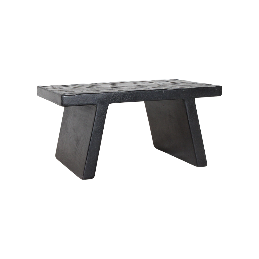 Bijzettafel/Kruk Zwart Mangohout van Raw Materials, laag massief krukje in diepzwarte afwerking