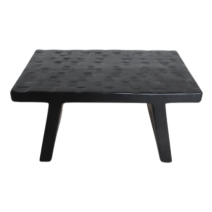 Bijzettafel/Kruk Zwart Mangohout van Raw Materials, vooraanzicht van het compacte krukje