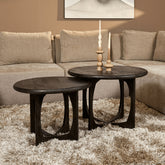 Bijzettafel Milou Mangohout Zwart 60cm van Starfurn gestyled in een woonkamer naast een zithoek
