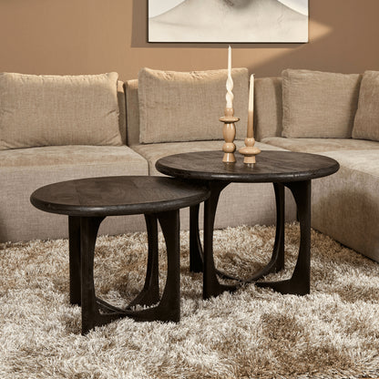 Bijzettafel Milou Mangohout Zwart 60cm van Starfurn gestyled in een woonkamer naast een zithoek