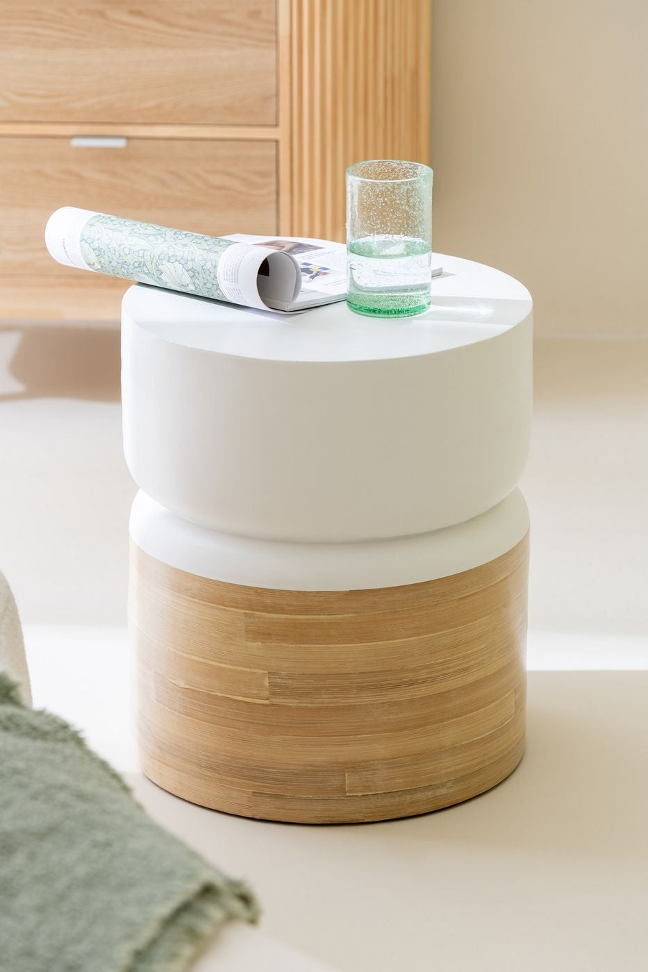Bijzettafel Rond Bamboe Wit/Naturel - Bijzettafel - J-Line - livinglovely.nl