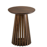 Bijzettafel Vincent Mangohout Bruin Small van J-Line, ronde bruine tafel met slanke lattenvoet op witte achtergrond