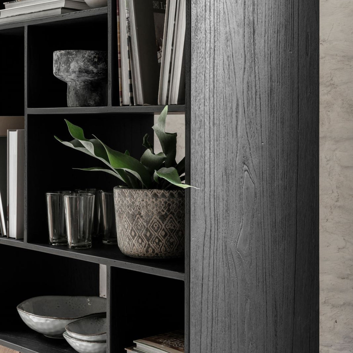 Boekenkast Criss Cross van DTP Home, zijaanzicht met het zwarte stalen frame