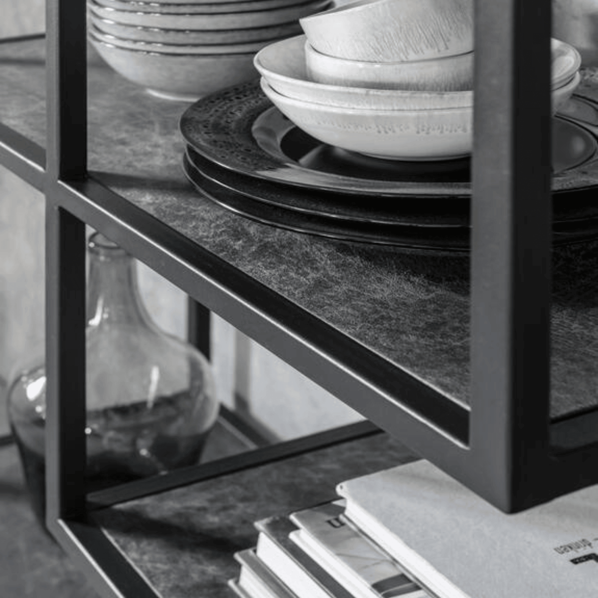 Boekenkast Harmony van MUST Living, detail van de met leer beklede plank in het metalen frame