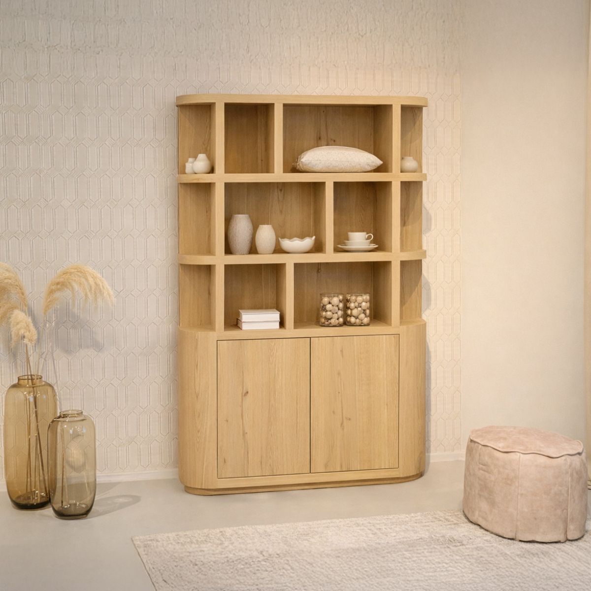 Boekenkast Novero naturel 145cm in een woonkamer