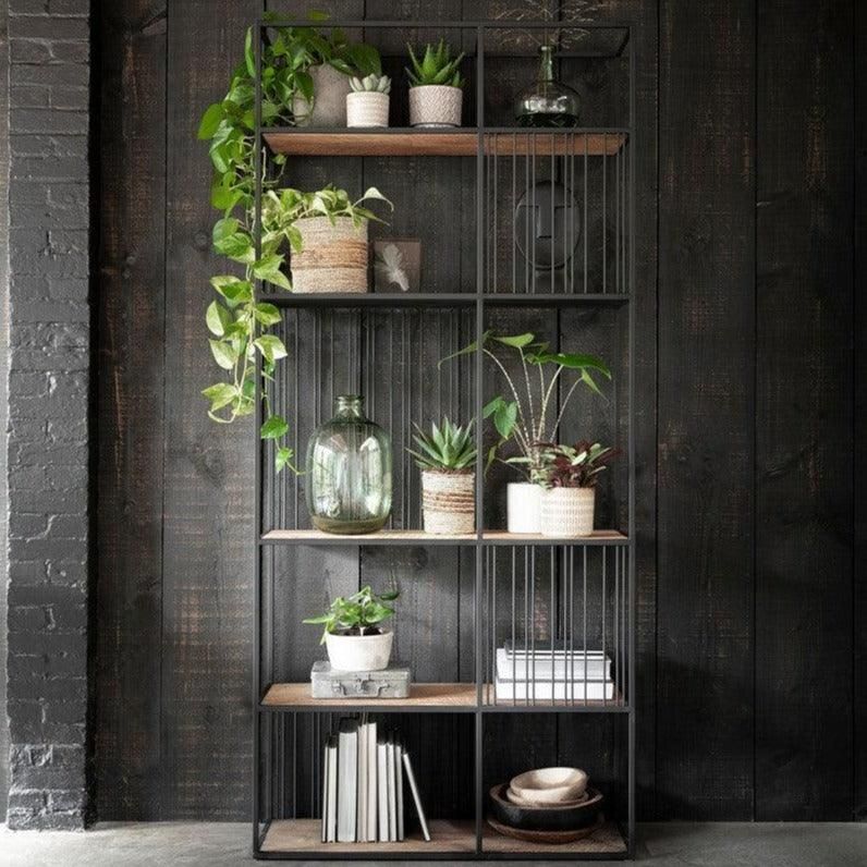 Boekenrek Barra Small van DTP Home in een woonkamer, volledig zichtbaar tussen woonaccessoires