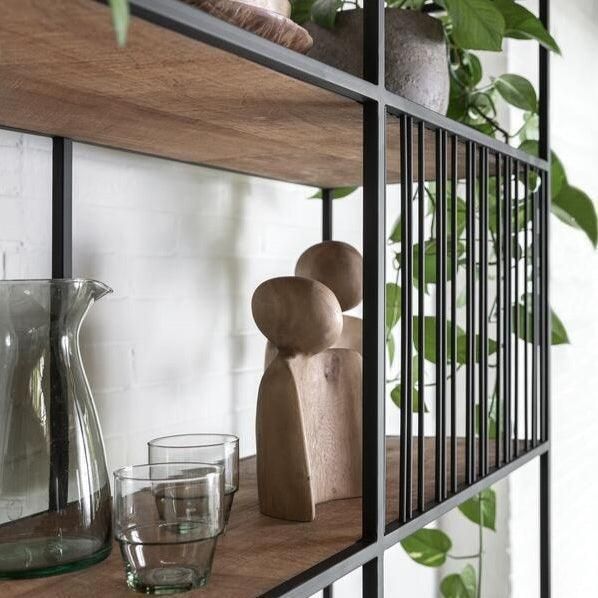 Boekenrek Barra Small van DTP Home in een sfeerbeeld met natuurlijke materialen