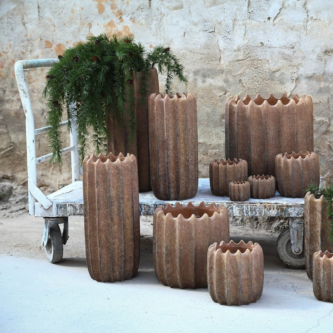 Brigett Copper Cement Pot Ribbed Round High L van PTMD, koperkleurige geribbelde pot in een sfeervolle interieursetting