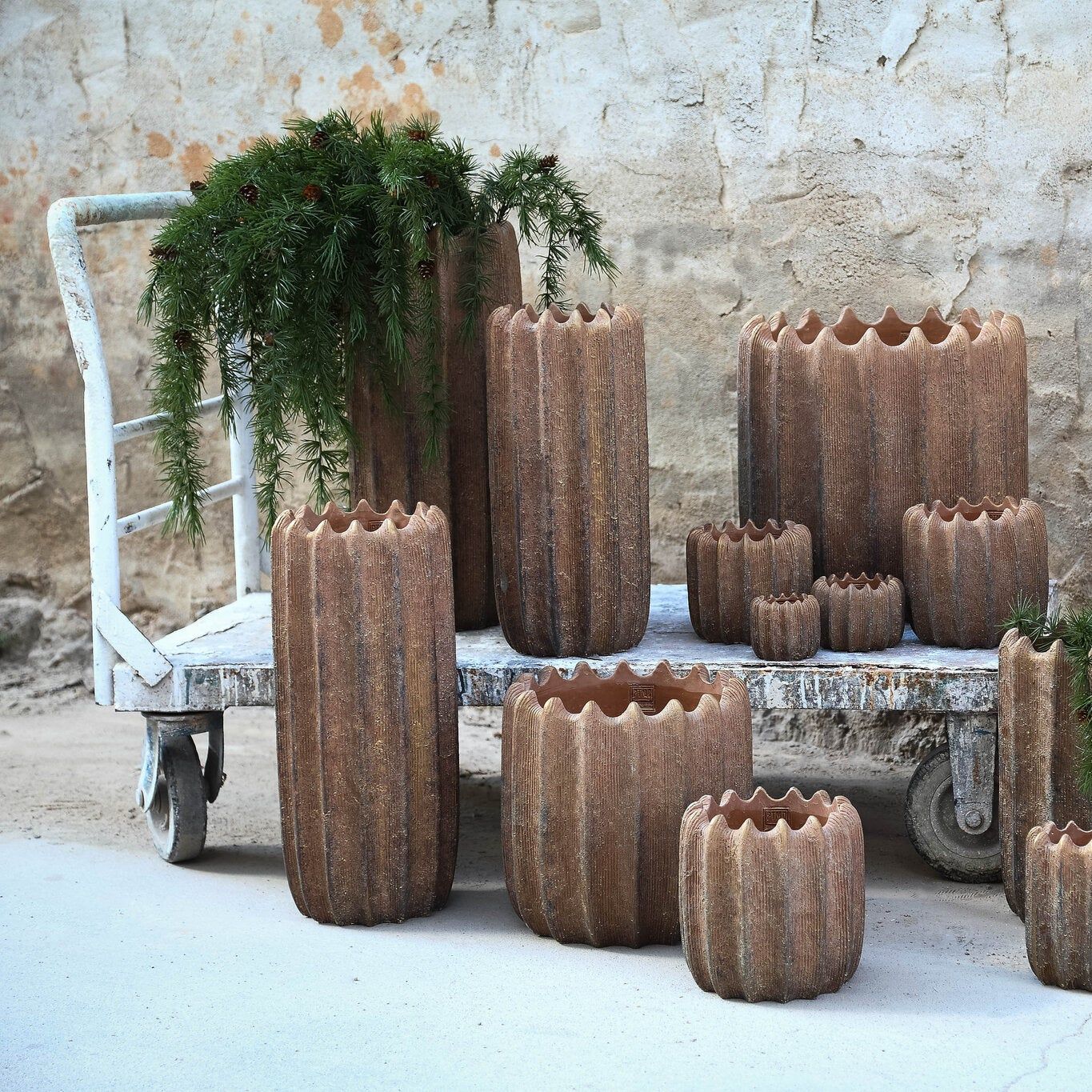 Brigett Copper Cement Pot Ribbed Round High L van PTMD, koperkleurige geribbelde pot in een sfeervolle interieursetting