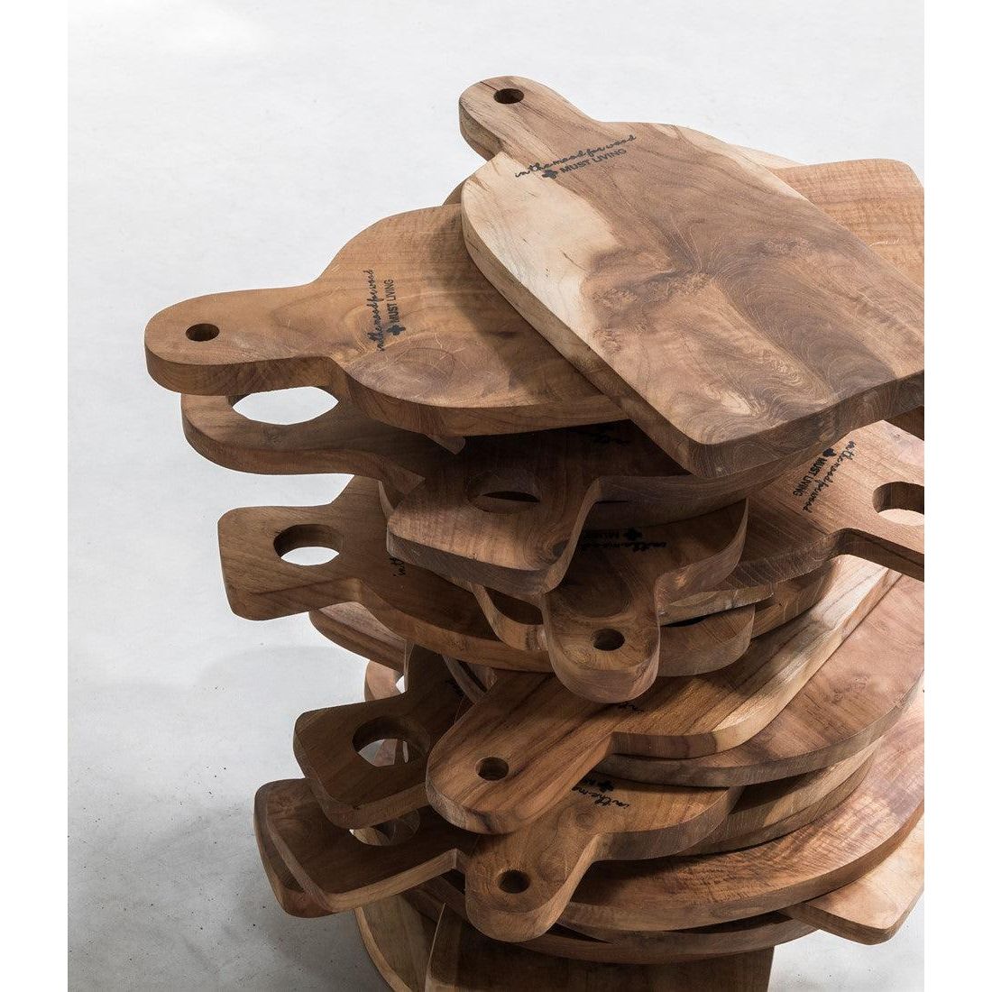 Broodplank Flavours Small van MUST Living, ronde teakhouten serveerplank gestyled in beeld