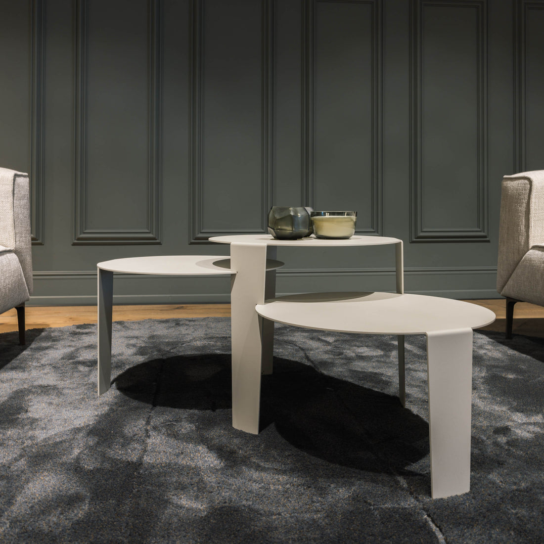Zijde grijze Cascado salontafel van Steelful, close-up van het modulaire stalen systeem
