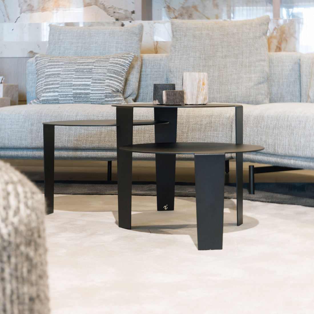 Zwarte Cascado salontafel van Steelful, close-up van het modulaire stalen systeem