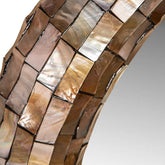 Chelsae Spiegel van PTMD, close up van de glanzende schelpstructuur van de bronzen lijst