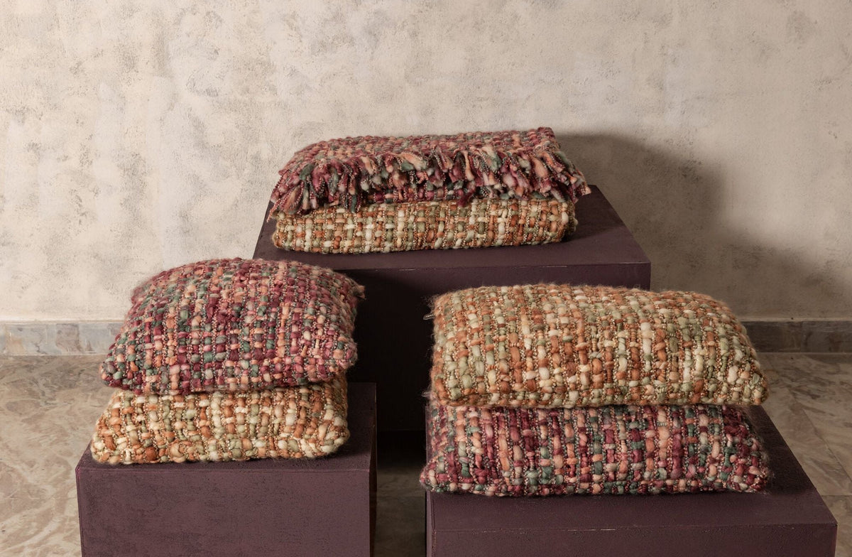 Dacy Plaid Gerecycled Polyester Framboos van PTMD, frambozenrode plaid van gerecycled polyester, sfeerbeeld in een interieur
