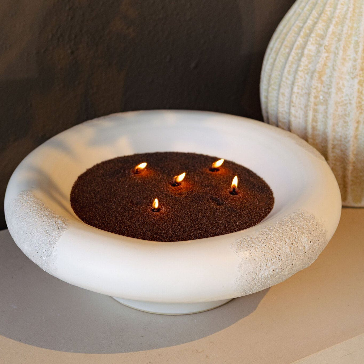 Dangelo Schaal Keramiek Wit Rond Extra Large van PTMD, sfeerbeeld met warme styling in huis