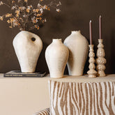 Dangelo Vaas Wit Onregelmatig Hoog Large van PTMD, sfeerbeeld met warme styling in huis