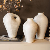 Dangelo Vaas Keramiek Wit Rond Large van PTMD, sfeerbeeld met warme styling in huis