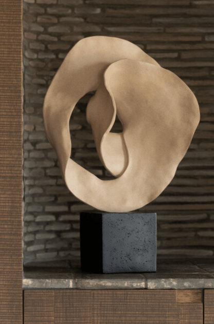 Deco Abstract Op Sokkel Resin Beige/Zwart - Ornament - J-Line - livinglovely.nl