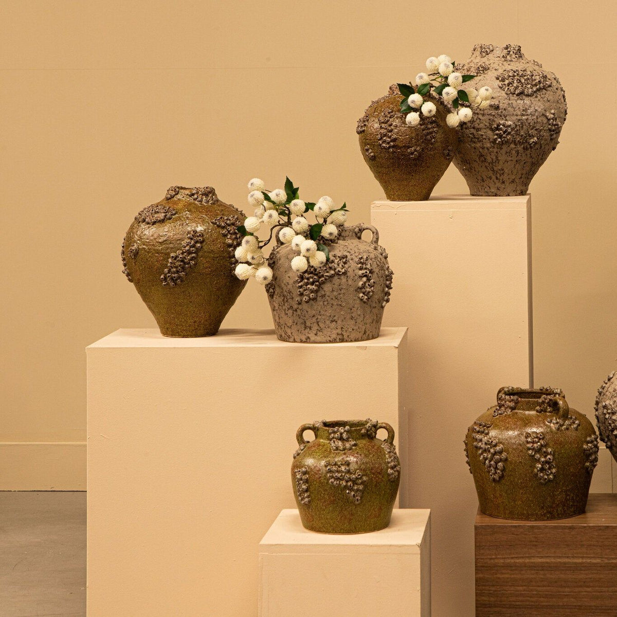 Deisy Beige Ceramic Jar Shaped Vase Rough Coral M van PTMD, beige keramische vaas in een sfeervolle interieursetting