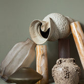 Deisy Beige Ceramic Jar With Handles Rough Coral S van PTMD, gestyled met decoratie in een woonkamer
