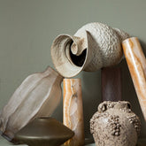 Deisy Beige Ceramic Jar With Handles Rough Coral S van PTMD, sfeerbeeld van de pot met ruwe koraalstructuur