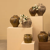 Deisy Green Ceramic Jar Shaped Vase Rough Coral M van PTMD, groene keramische vaas in een sfeervolle interieursetting