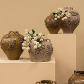 Deisy Green Ceramic Jar Shaped Vase Rough Coral M van PTMD, sfeerbeeld van de vaas met ruwe koraalstructuur