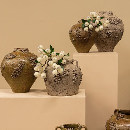 Deisy Green Ceramic Jar Shaped Vase Rough Coral S van PTMD, sfeerbeeld van de vaas met ruwe koraalstructuur