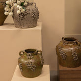 Deisy Green Ceramic Jar With Handles Rough Coral S van PTMD, gestyled met decoratie in een woonkamer