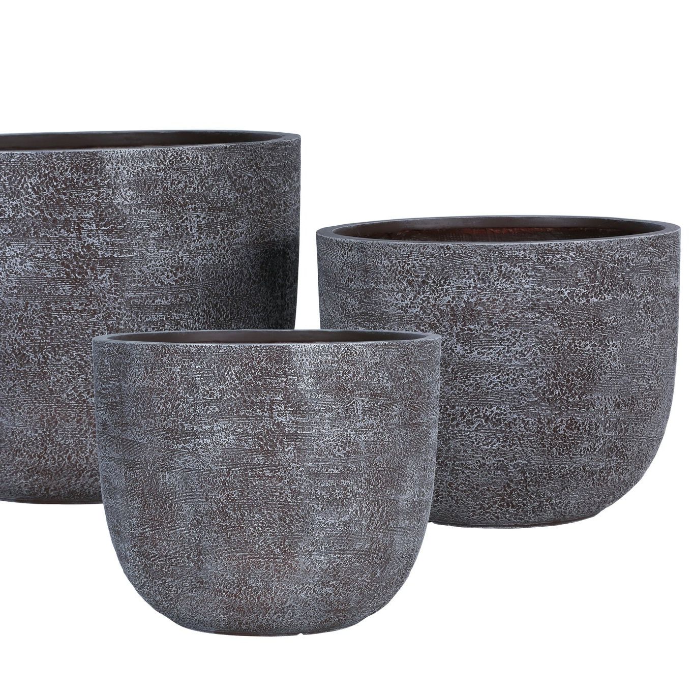 Delsey Brown GRC Structure Pot Big Set Of 3 van PTMD, set van drie bruine potten met structuur in een sfeervolle buitensetting