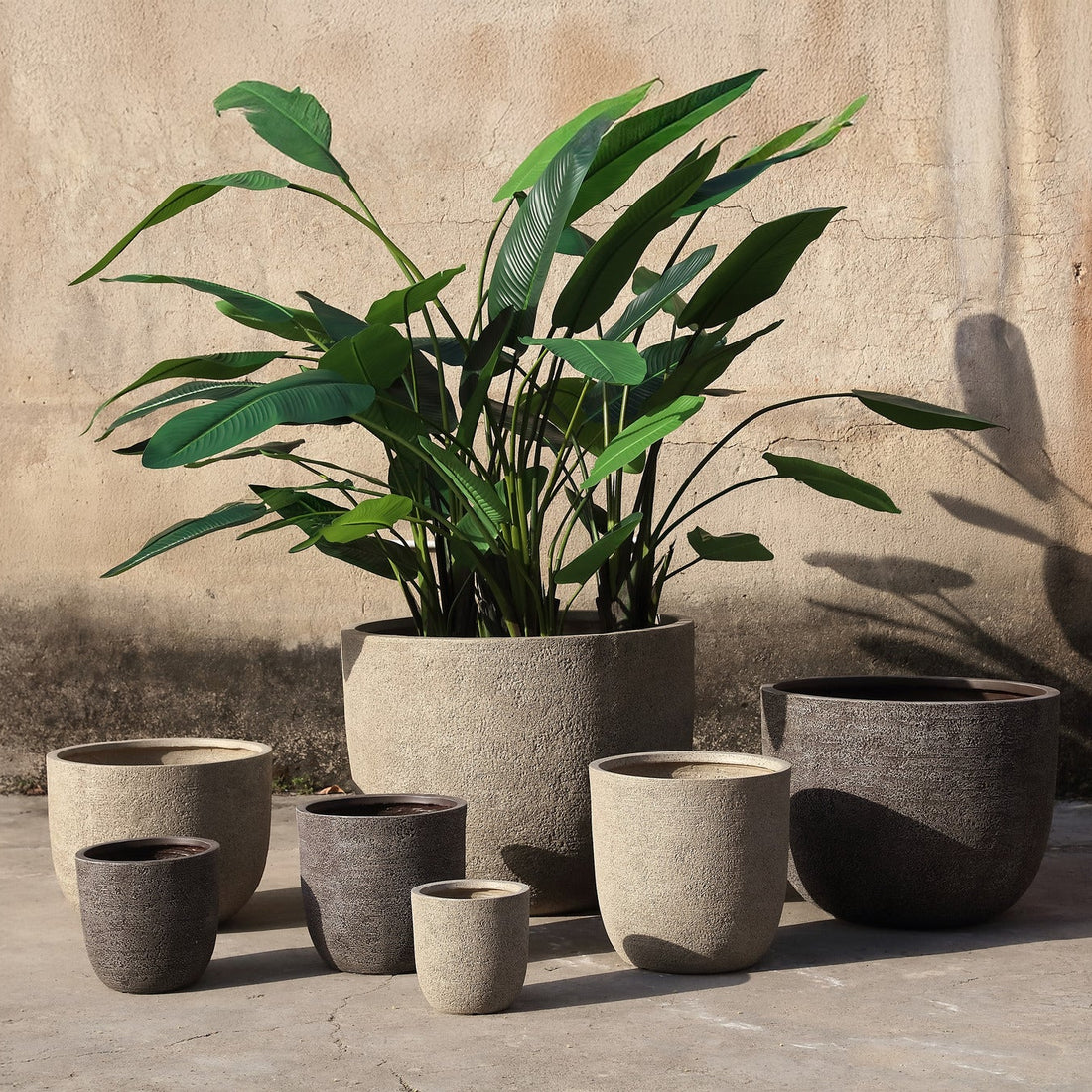 Delsey Sand GRC Structure Pot Big Set Of 3 van PTMD, set van drie zandkleurige GRC potten met structuur