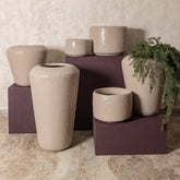 Dezia Pot Beige Mozaïek Hoog Medium van PTMD, sfeerbeeld met de hoge ijzeren pot met beige mozaïek in een interieur