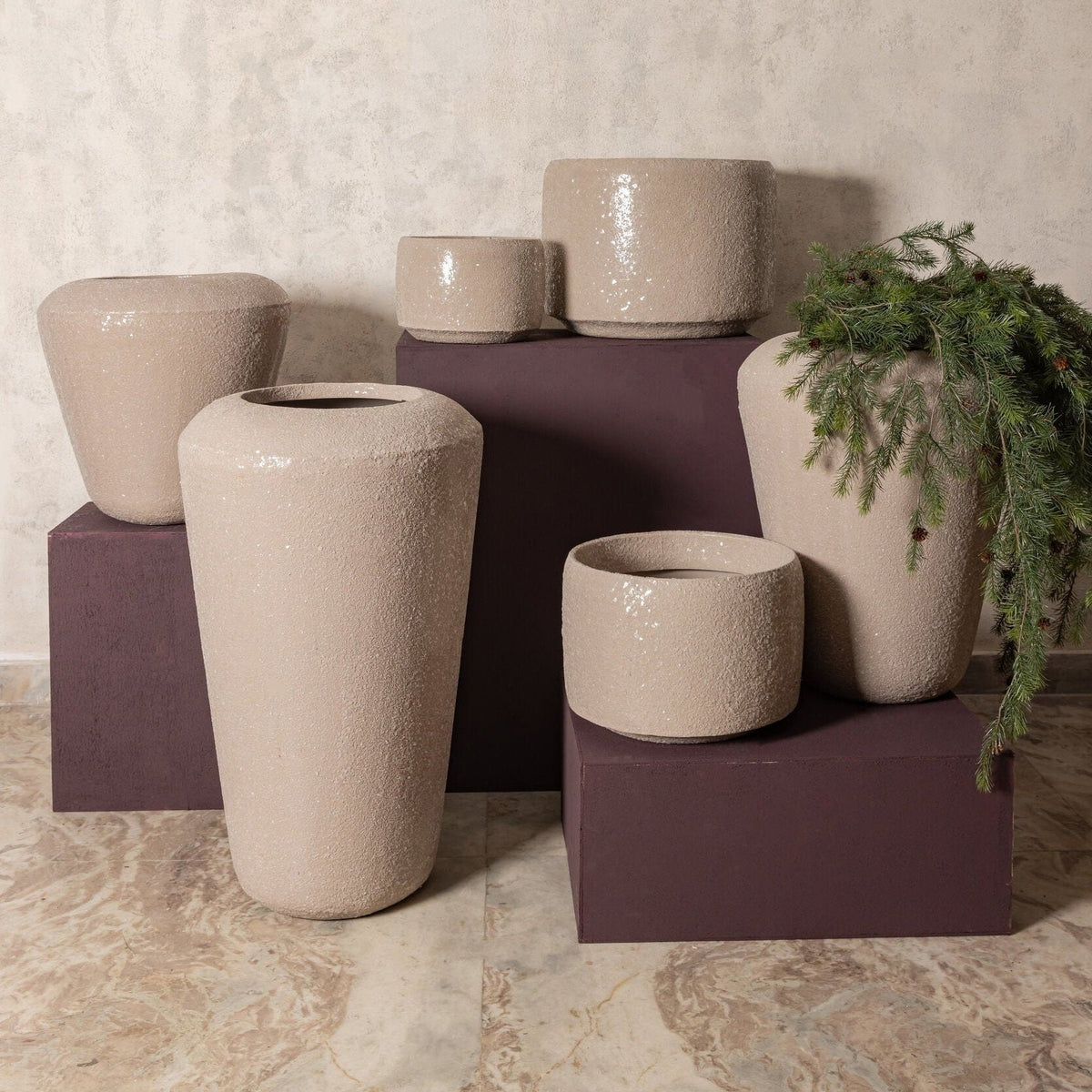 Dezia Pot Beige Mozaïek Hoog Medium van PTMD, sfeerbeeld met de hoge ijzeren pot met beige mozaïek in een interieur