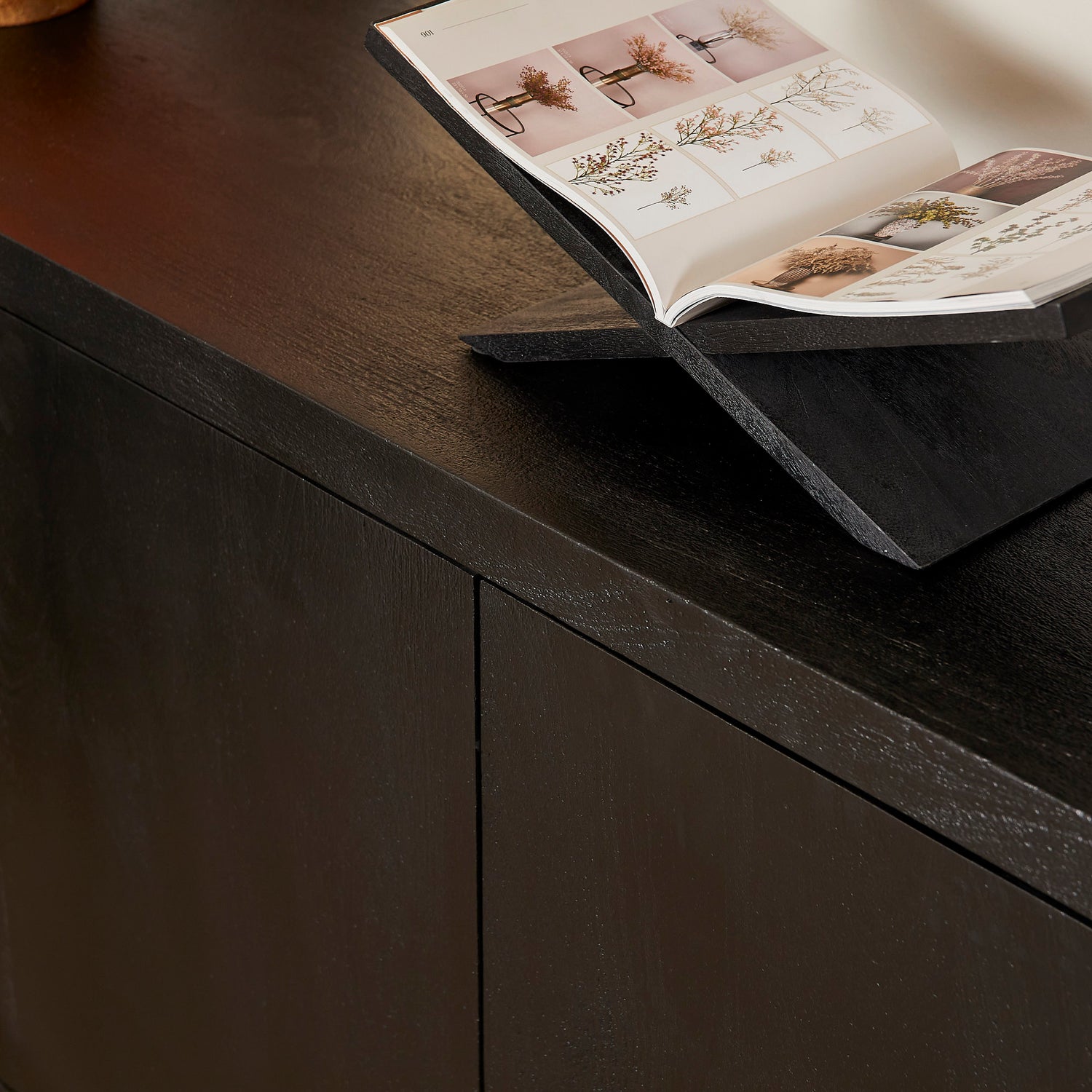 Dressoir Brussel Zwart 200cm van Starfurn schuin van voren met zicht op de zwarte finish