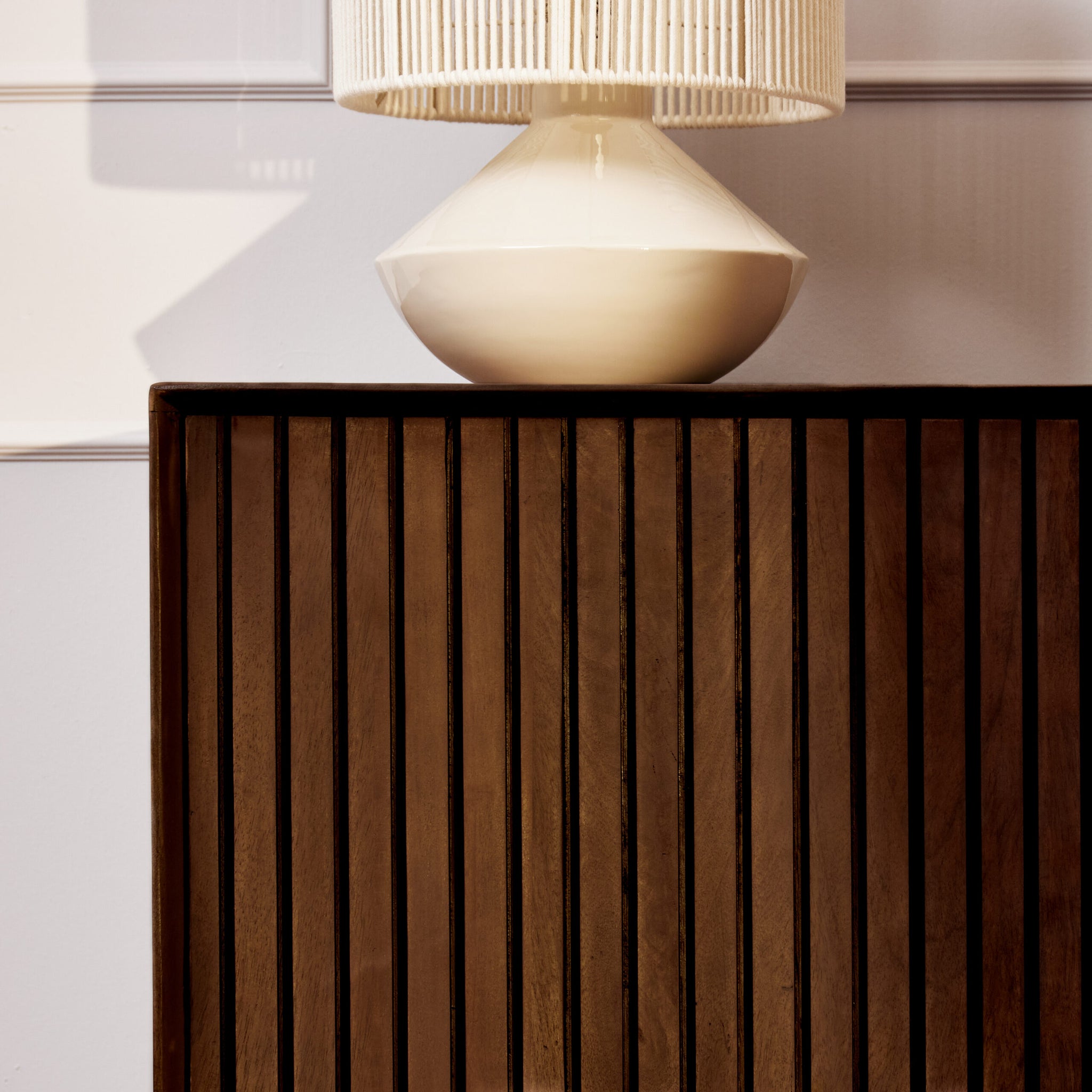 Vooraanzicht van het 210 cm brede Madison dressoir met verticaal lattenpatroon