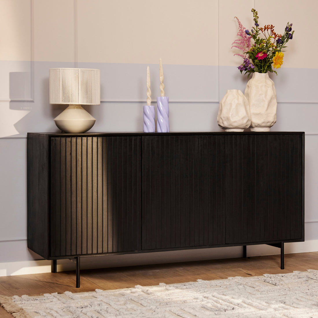 Dressoir Madison Zwart van Starfurn in zwart gelakt mangohout met drie deuren, 165 cm breed