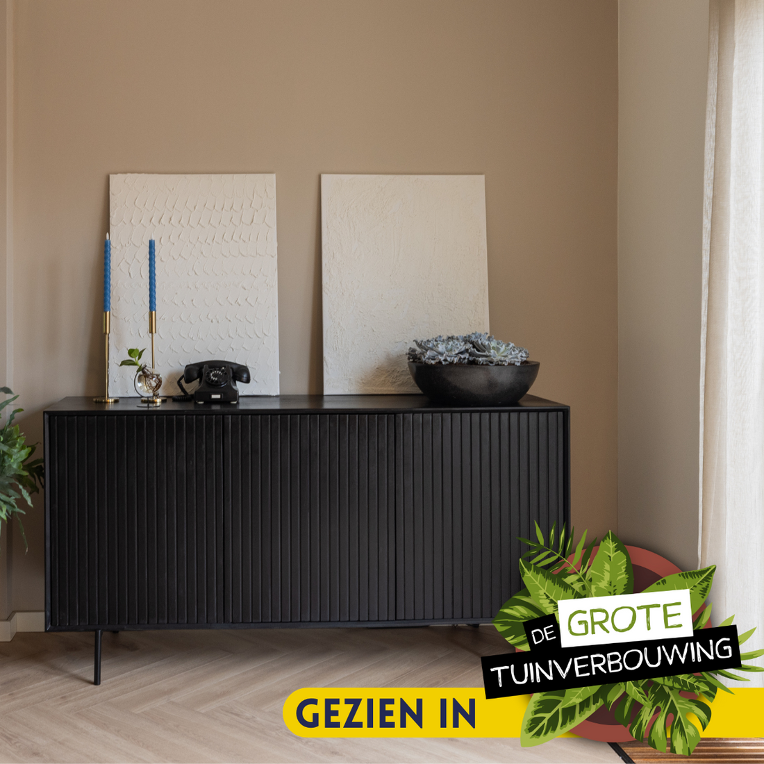 Zwart dressoir Madison met metalen frame en verticaal ribbelfront
