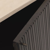 Dressoir Maroon van opzij gezien, met het lichte mortex blad in beeld