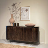 Walnut Noor dressoir in een lichte kamer met vazen en droogbloemen erop
