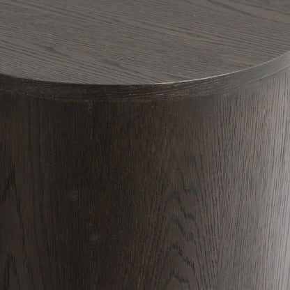 Detail van het eikenhout fineer van het dressoir Novero espresso